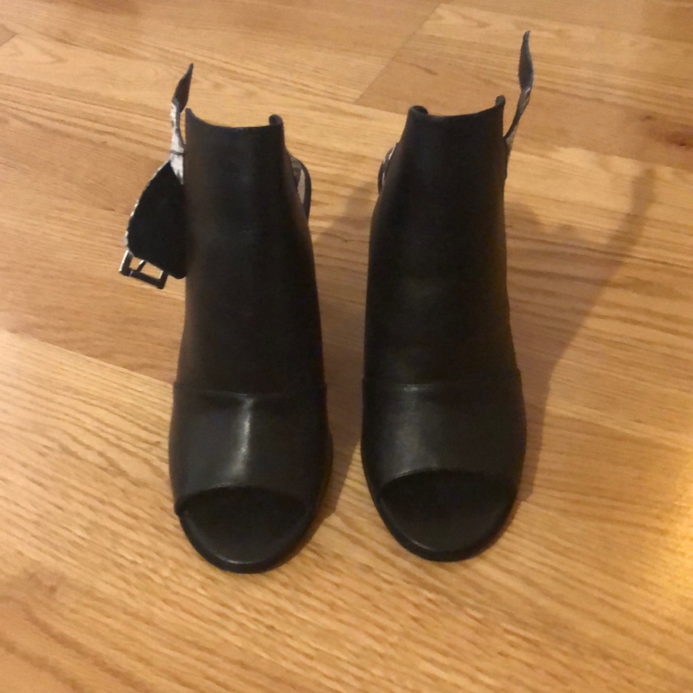 Andrew Stevens Black Chunk Heel Open Toed Shoe